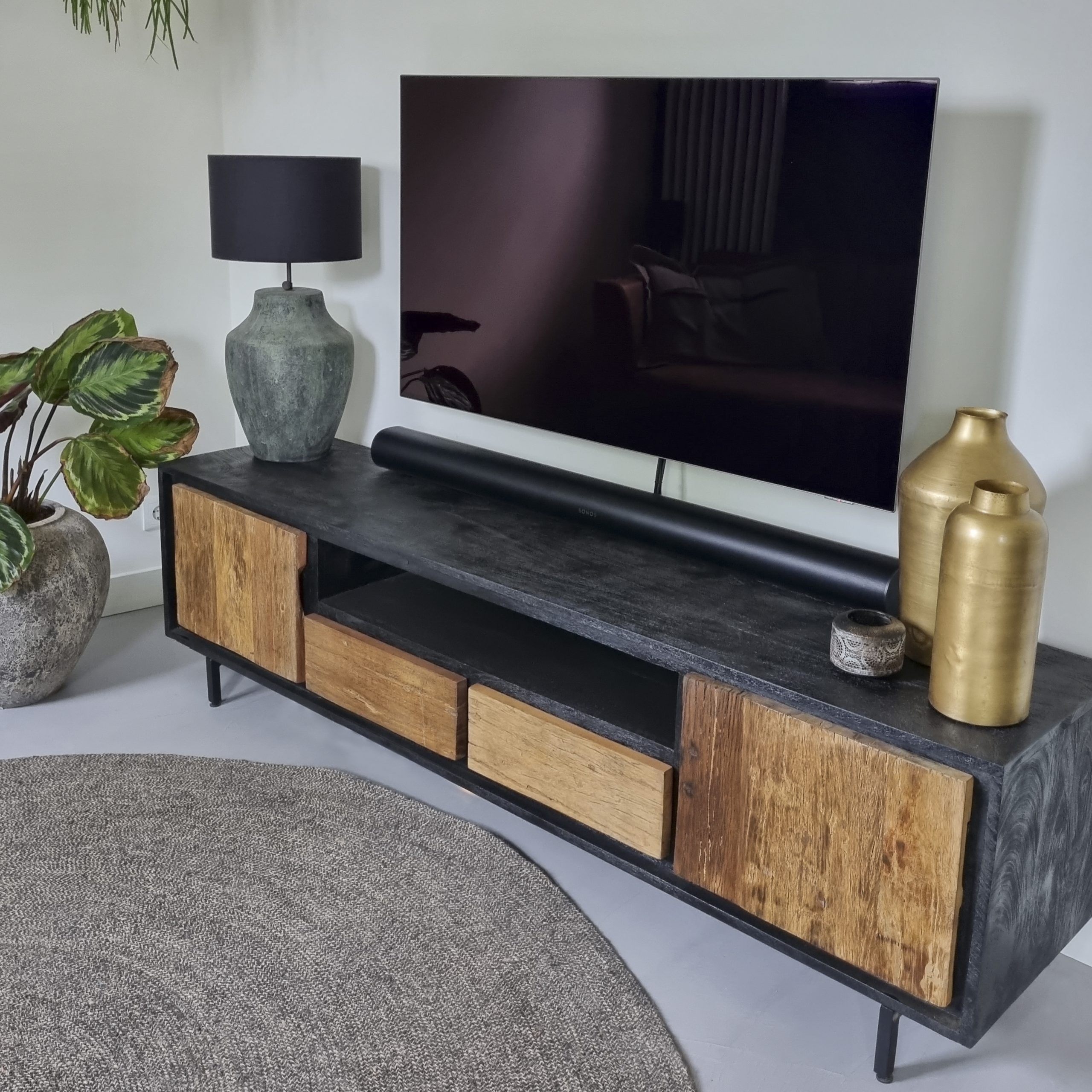 kofferbak Voorstad Ontoegankelijk Industrieel tv meubel van oud hout met zwarte details 180 cm - Megafurn